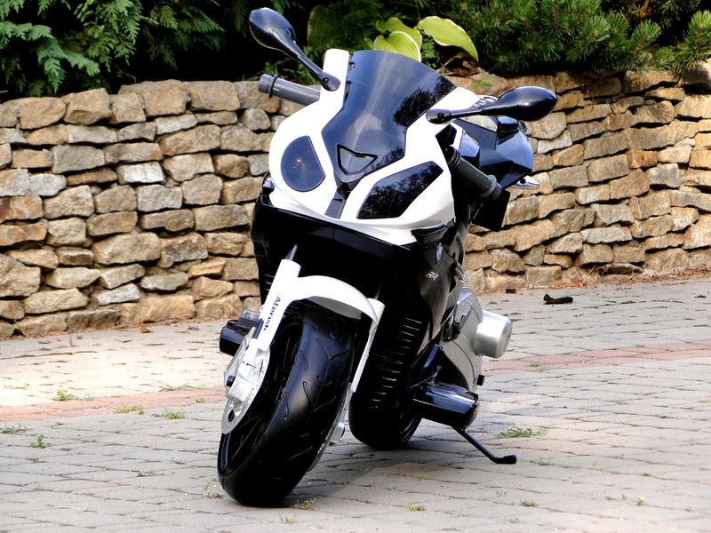 Elektromos motor Gio BMW S1000 RR modell gumi kerékkel, slusszkulccsal, levehető oldalsó segéd kerekekkel - kép 3