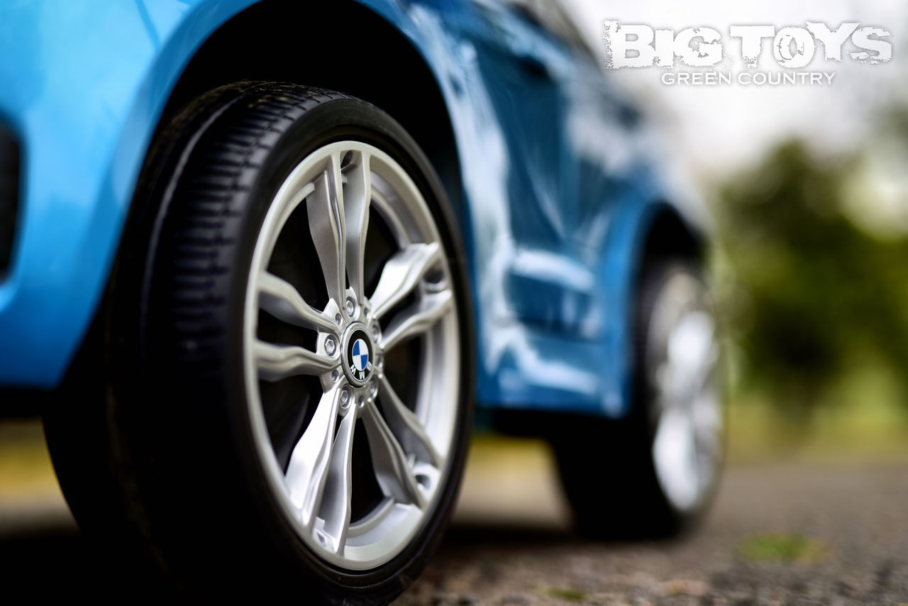 Elektromos kisautó Gio BMW X6 M gumi kerékkel, bőrüléssel, nyitható ajtókkal, 2.4 GHZ távirányítóval, metálfényezéssel, - kép 6
