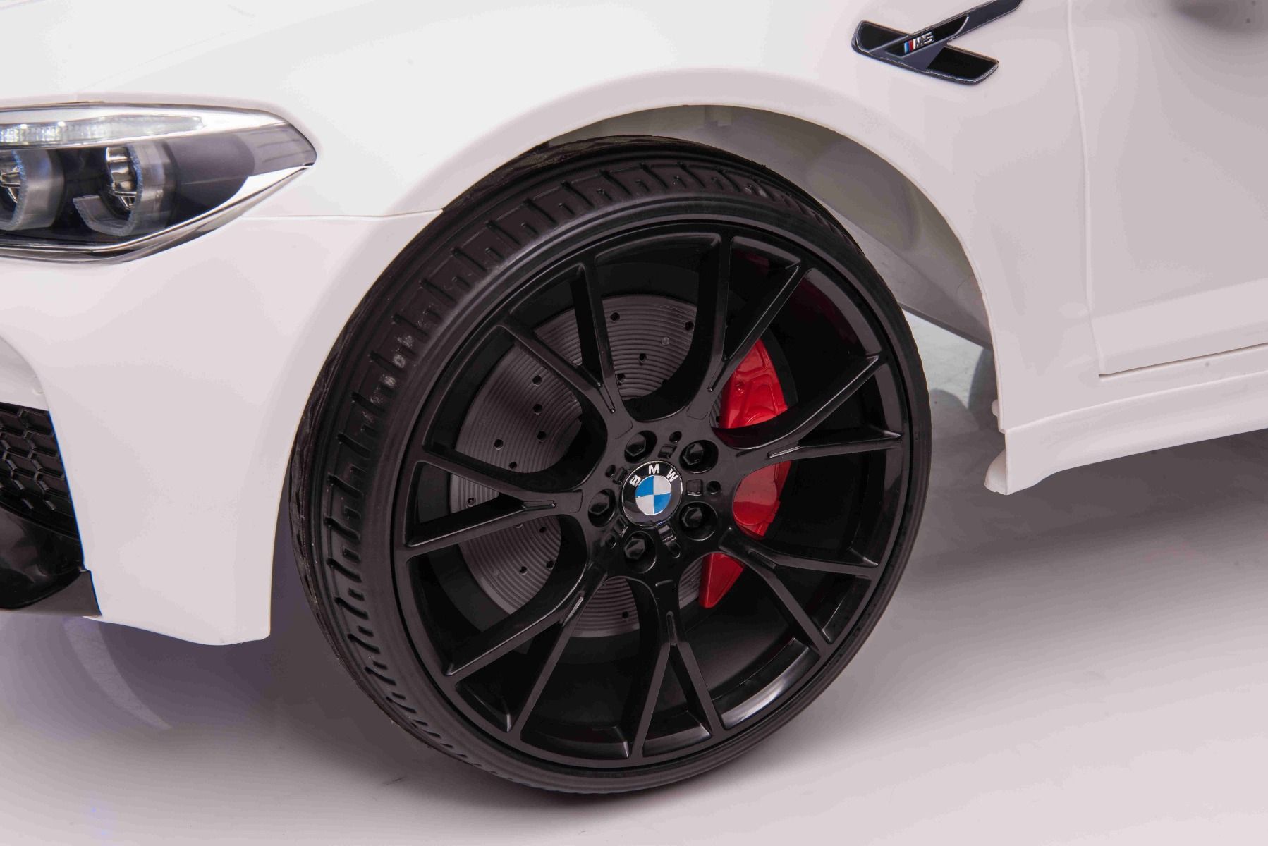 Elektromos kisautó Gio BMW M5 24V gumi kerékkel, bőrüléssel, nyitható ajtókkal, 2.4 GHZ távirányítóval - kép 7
