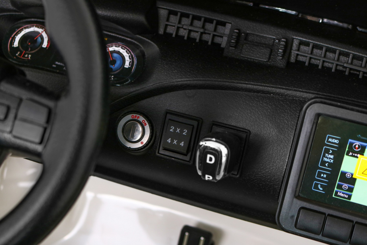 Elektromos kisautó Gio Toyota Hilux 4x4 kétszemélyes terepjáró bőrülés, 2.4 GHZ távirányító, gumi kerék, slusszkulcs, 2db 12 Voltos akkumulátor - kép 10