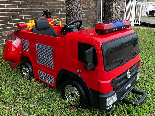 Elektromos tűzoltó autó Fire truck gumi kerekekkel, bőrüléssel, nyitható ajtókkal, 2.4 GHZ távirányítóval, tűzoltó készülék szettel - kép 9